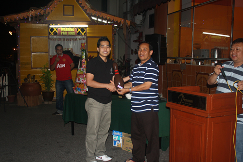 En Hilary - Juara Kategori Beginner B sedang menerima hadiah